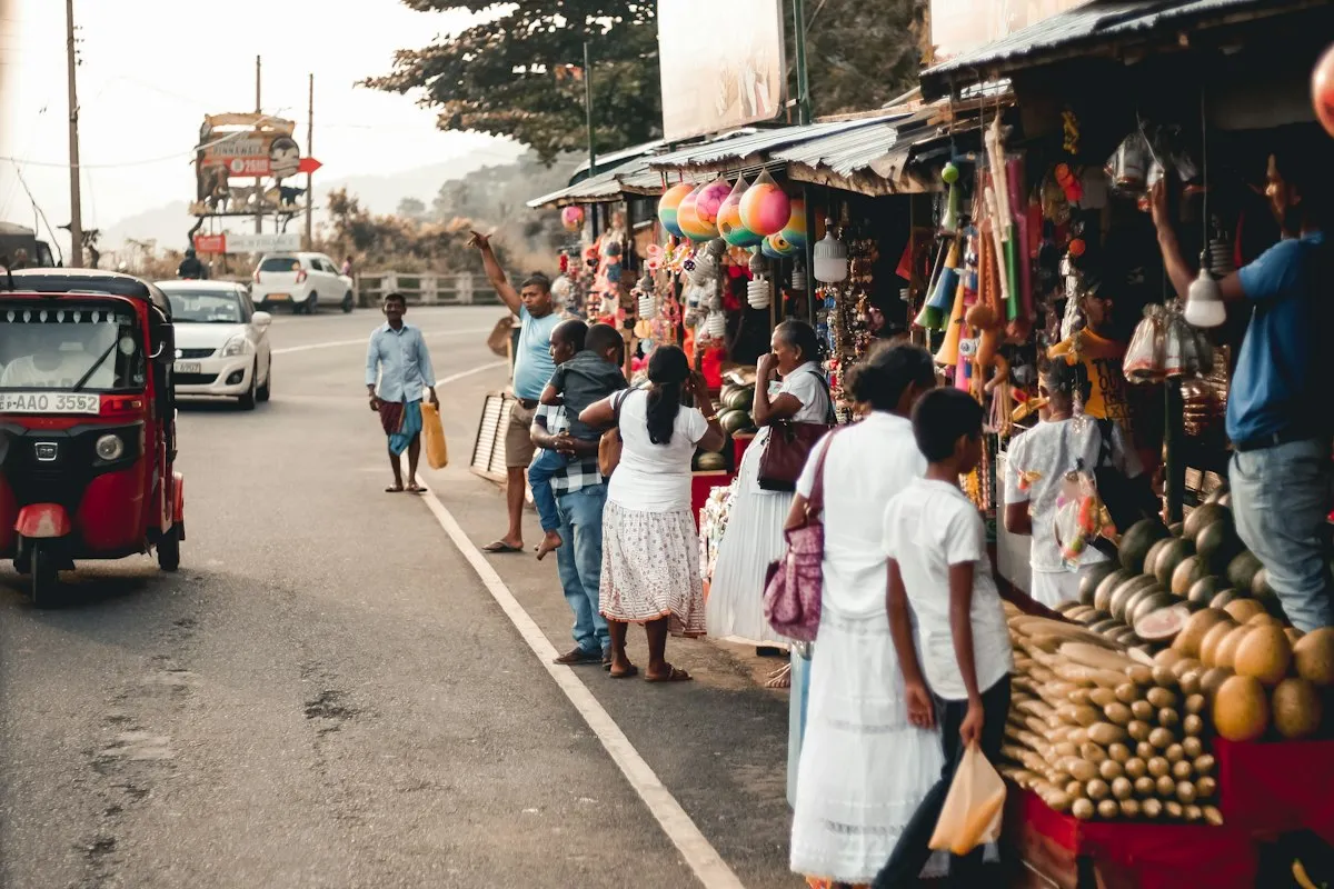 Sri Lankan market shoppers and vendors